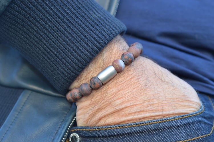 heren armband Magneet Kevan, mat mix bruin/rood, staal magneetsluiting staal lichtgrijs