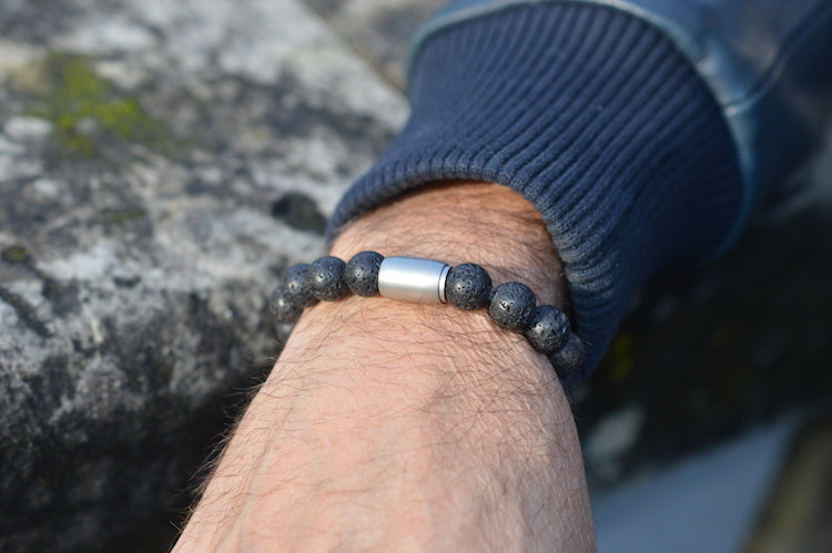 heren armband Magneet Lasse, lava zwart, staal magneetsluiting staal lichtgrijs