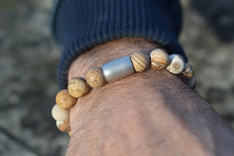 heren armband Magneet Rayder, Jaspis mat mix zandkleuren, staal magneetsluiting staal lichtgrijs