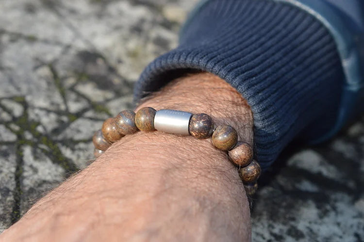 heren armband Magneet Royse, Bronziet mat bruin, stalen lichtgrijs magneetsluiting,