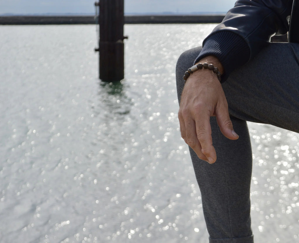 heren armband Magneet Royse, Bronziet mat bruin, stalen lichtgrijs magneetsluiting,