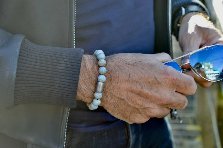 heren armband Magneet Xaro, Sediment Jaspis lichtblauw gemêleerd, staal magneetsluiting staal lichtgrijs