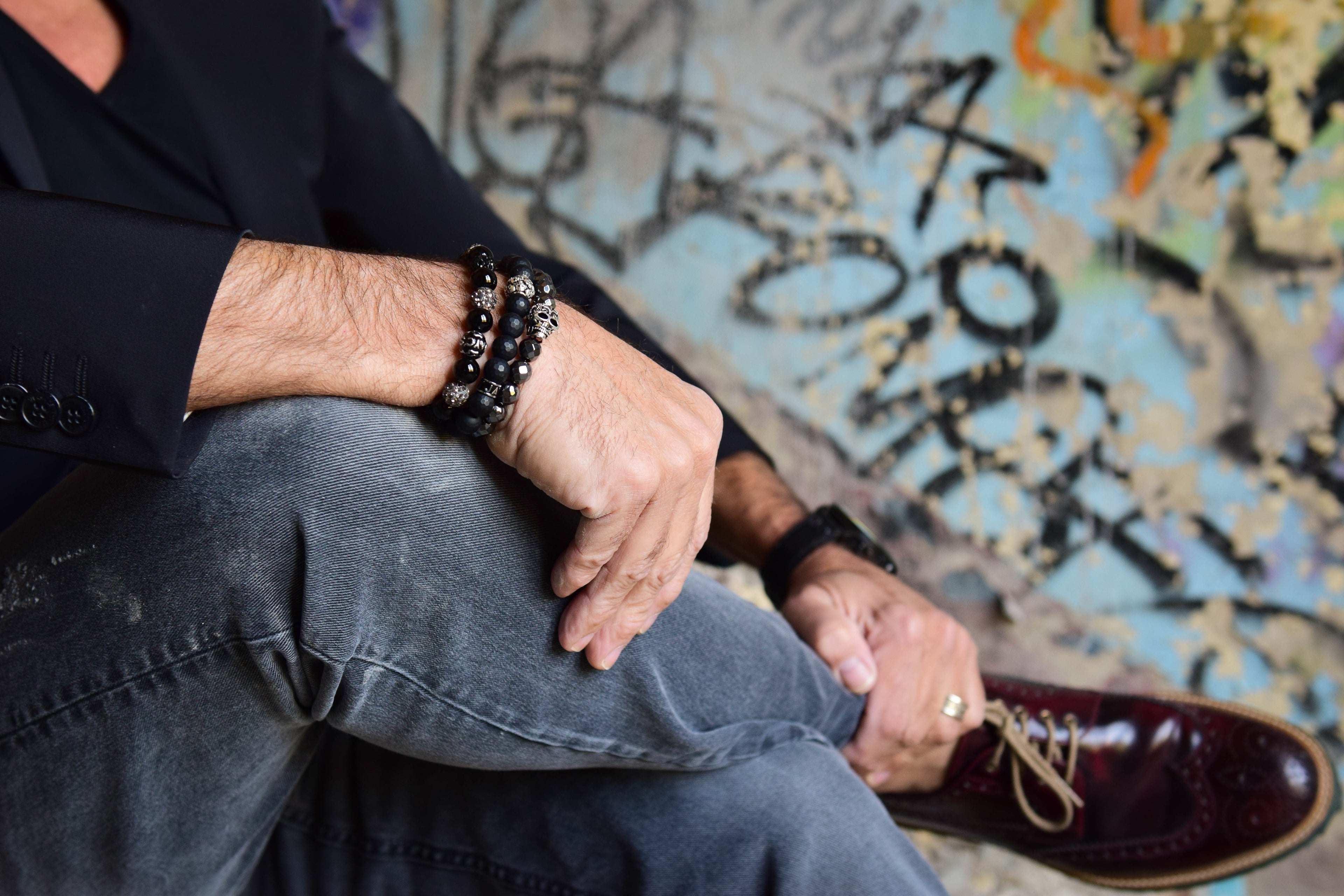 Heren armband van zwarte gefacetteerde kralen met skull bedels en antieke zilverkleurige accenten handgemaakt

