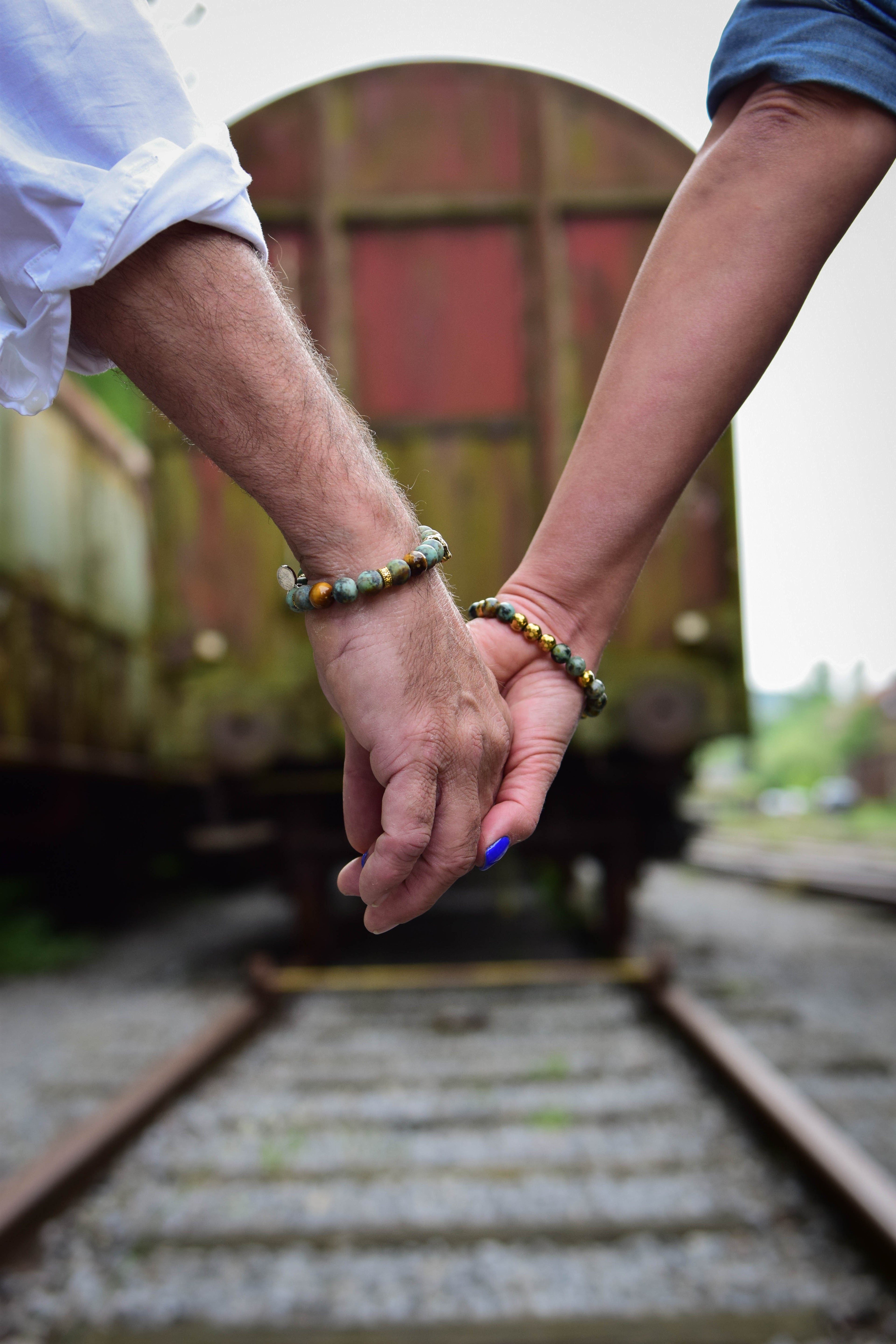 Dames en heren armbanden van matte groene kralen met tijgeroog en gouden accenten handgemaakt

