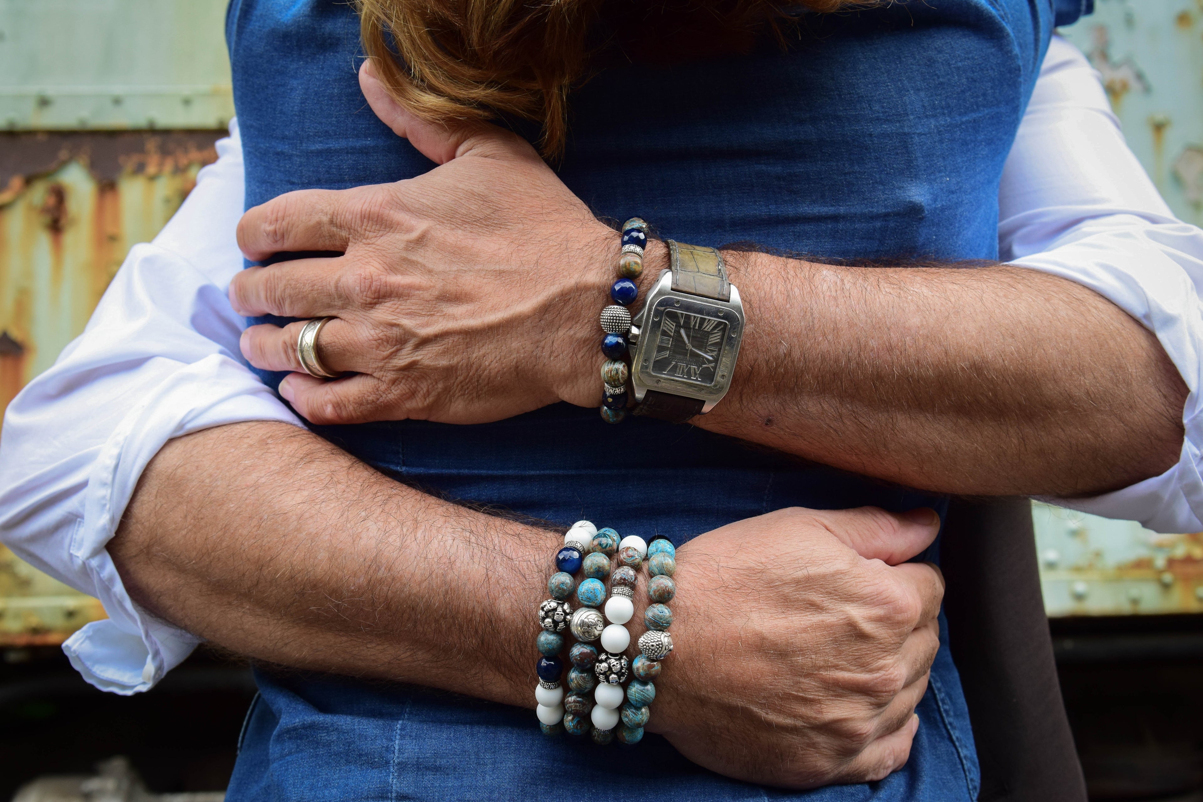 Heren armband van gefacetteerde blauwe mix met matte witte en donkerblauwe kralen en stalen bedels handgemaakt

