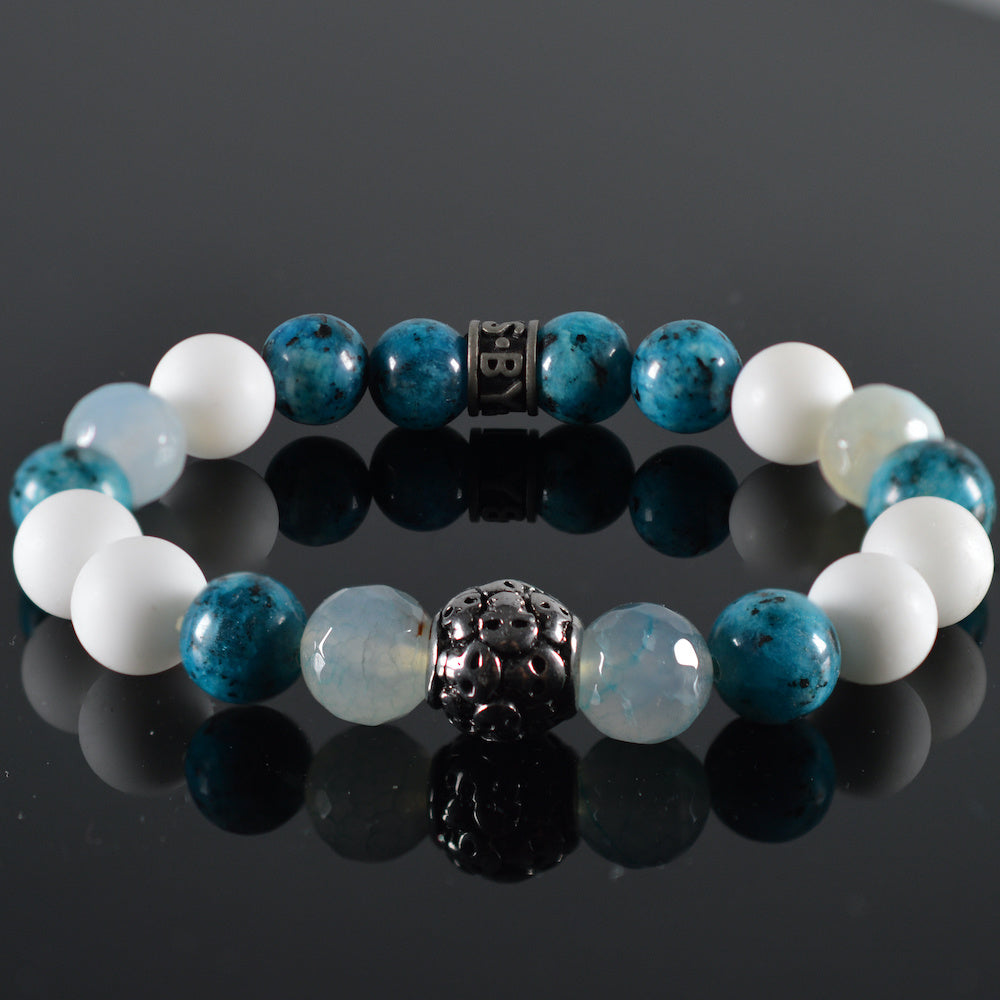   heren armband  Revolve,  facet blauw agaat,  mat wit albaster,  mix blauw chrysocolla, stalen bedel skull 
