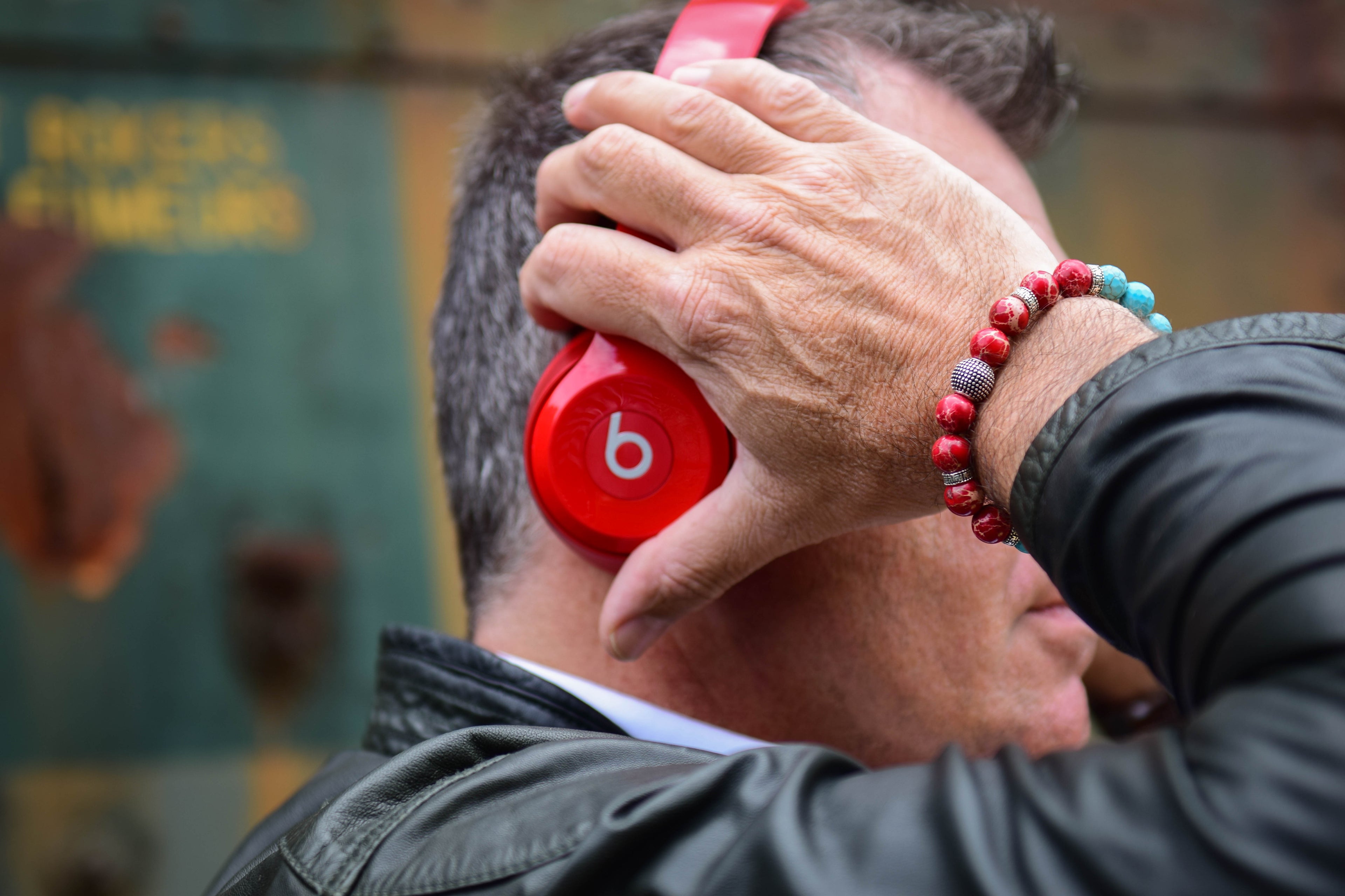 Heren armband van rode koraal en turquoise gefacetteerde kralen met zilverkleurige bedels handgemaakt