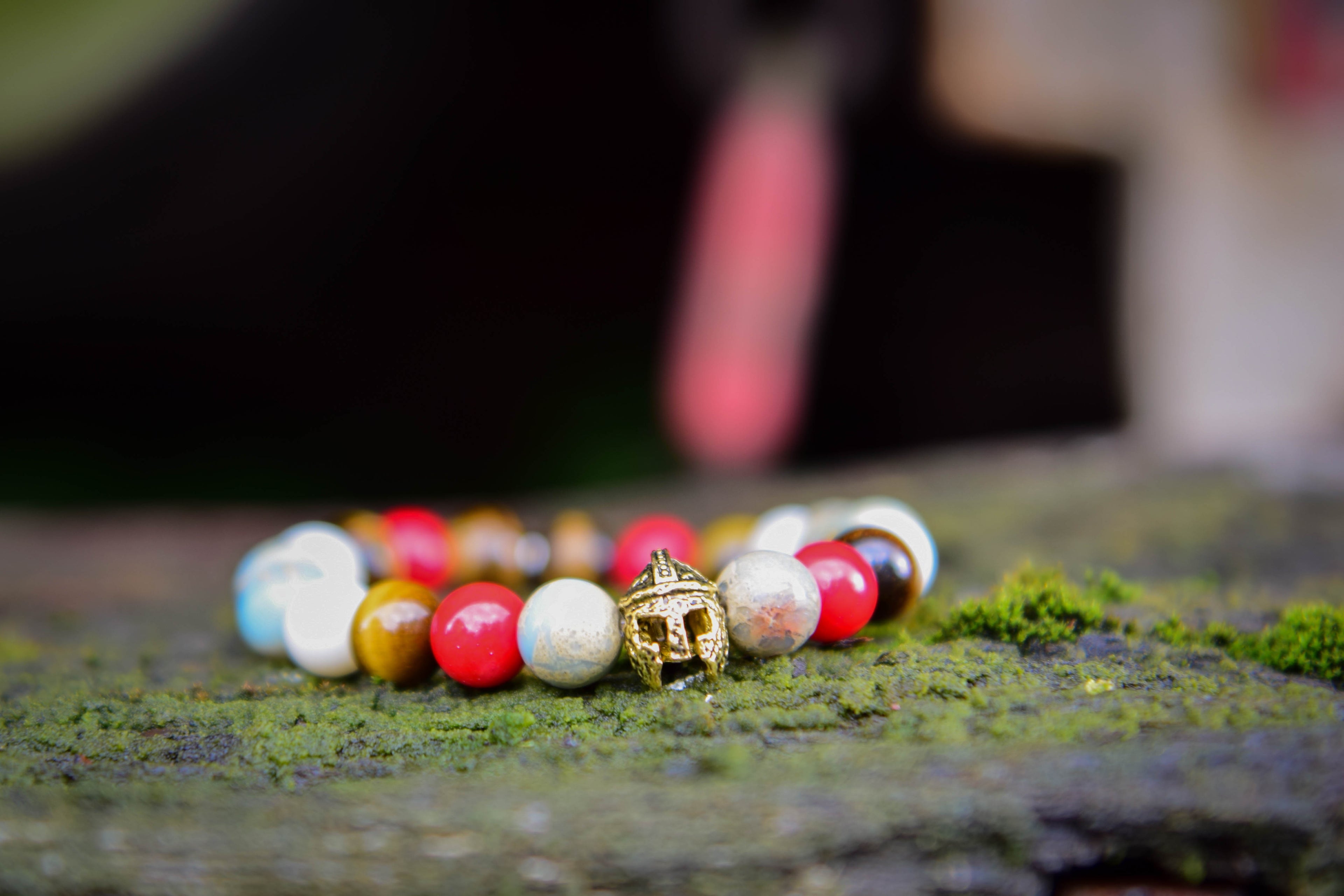 Heren armband van tijgeroog rode koraal en witte glanzende kralen met stalen Spartaanse helm bedel handgemaakt

