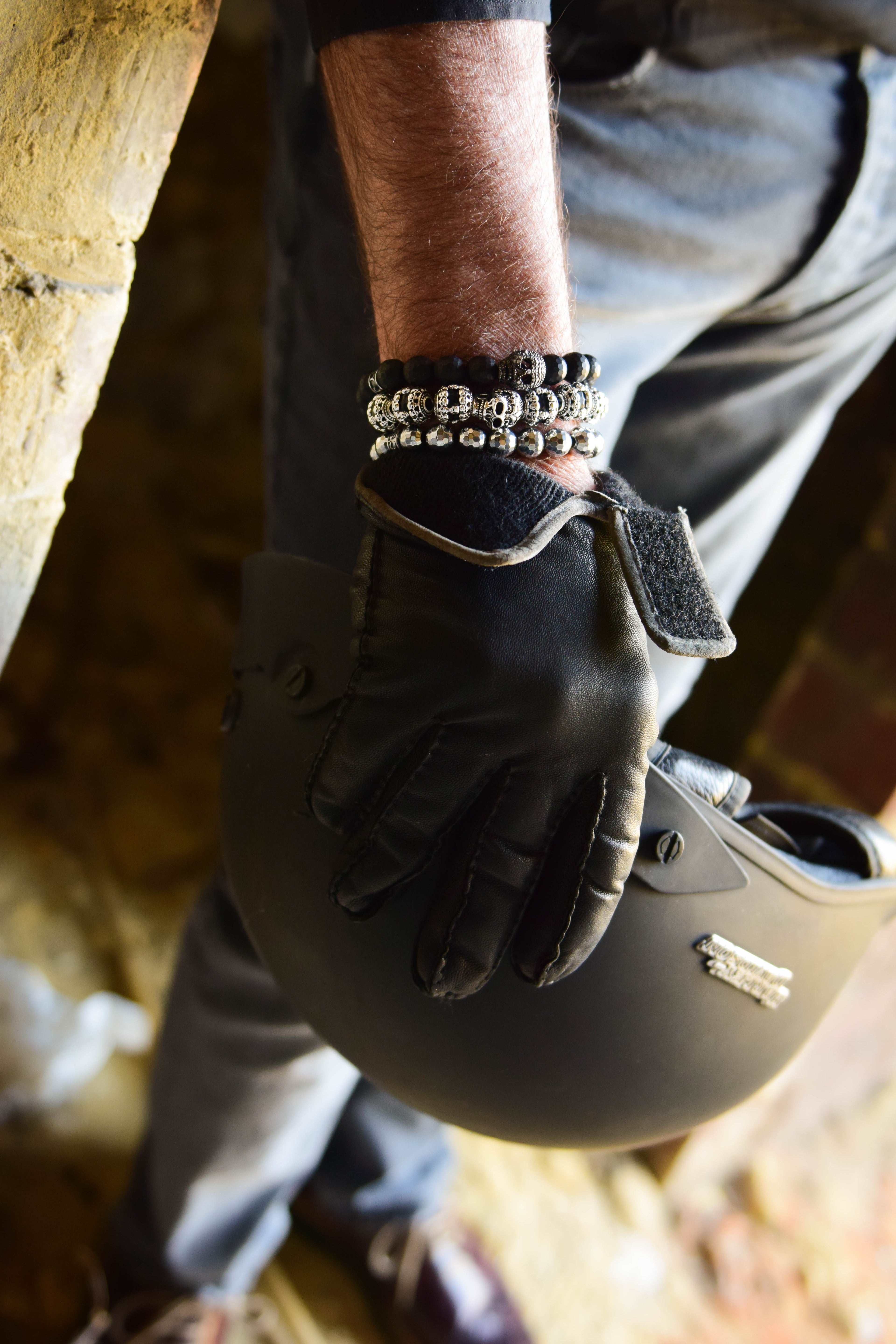 Heren armband van zwarte semi-edelstenen kralen met skull bedels handgemaakt

