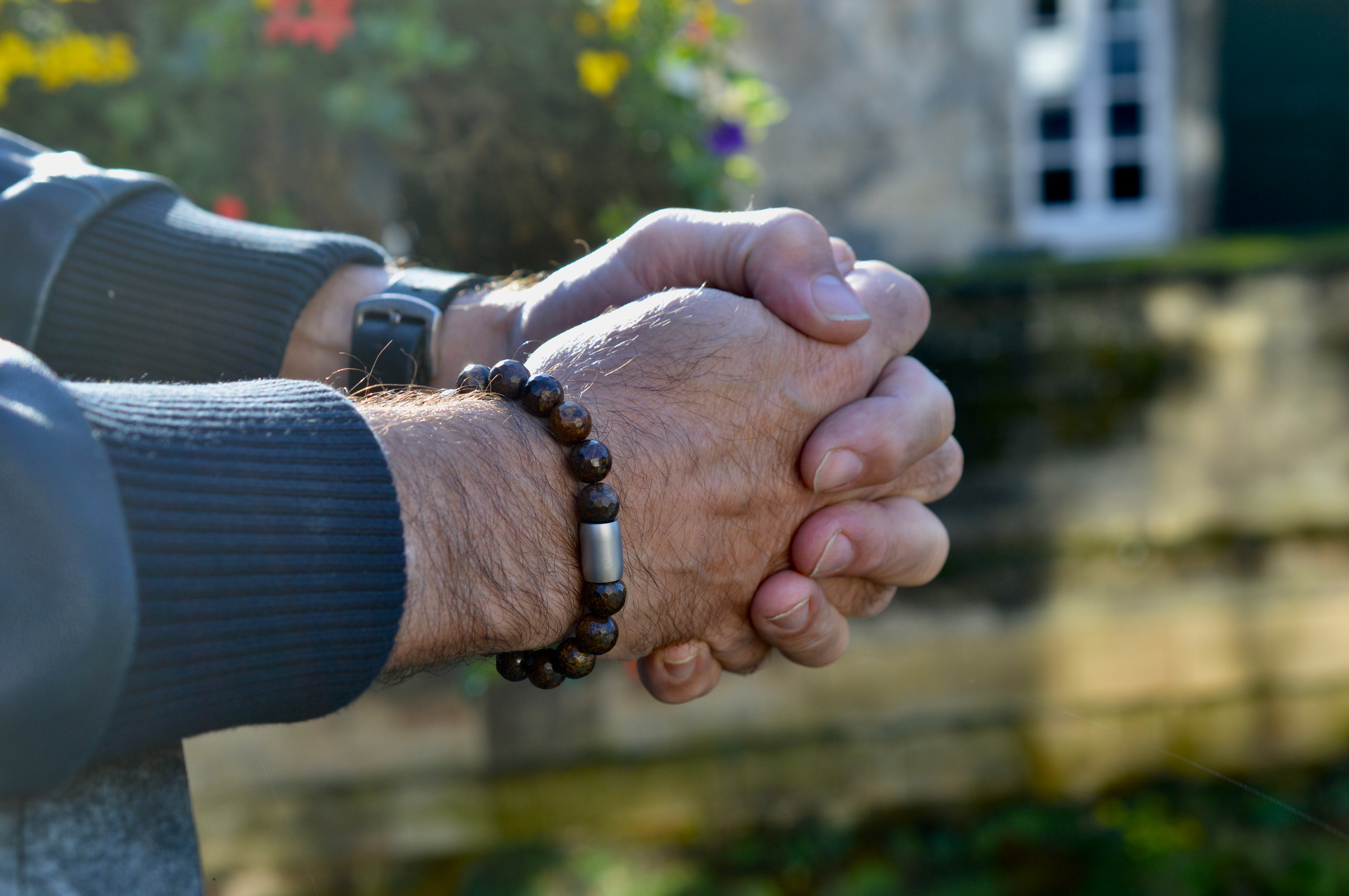 Heren armband van donkerbruine gefacetteerde semi-edelstenen kralen met magneetsluiting handgemaakt
