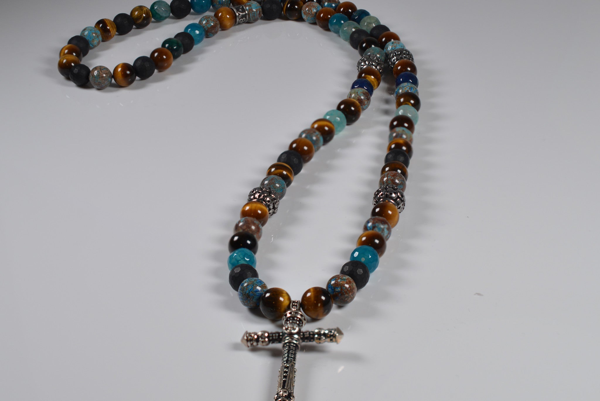 heren ketting Jamuraqui, cat-eye, facet blauw, gemeleerd facet blauw, facet mat zwart, stalen bedels zilverkleur, staal zwart Skull,